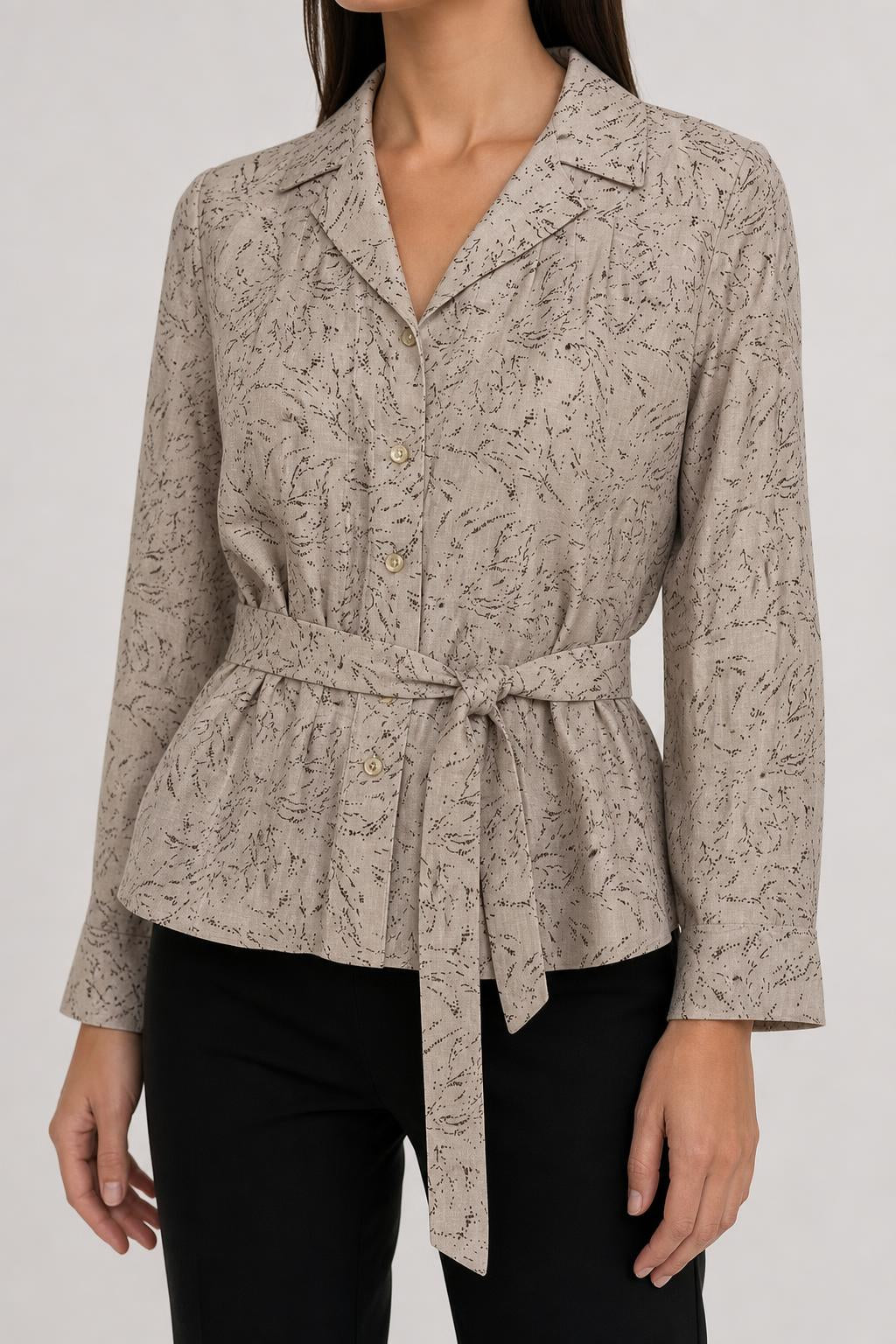 Camicia vintage donna beige puntinata con cintura indossata