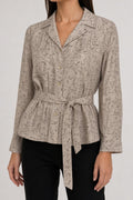 Camicia vintage donna beige puntinata con cintura indossata