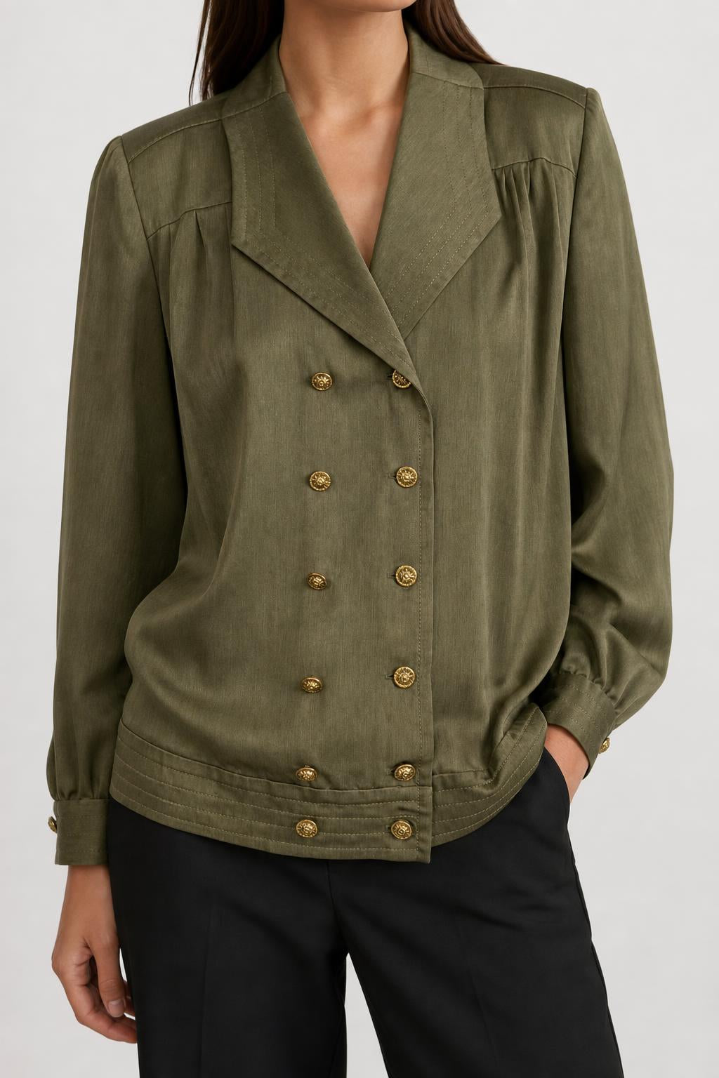 Blusa vintage donna verde militare doppiopetto bottoni oro indossata