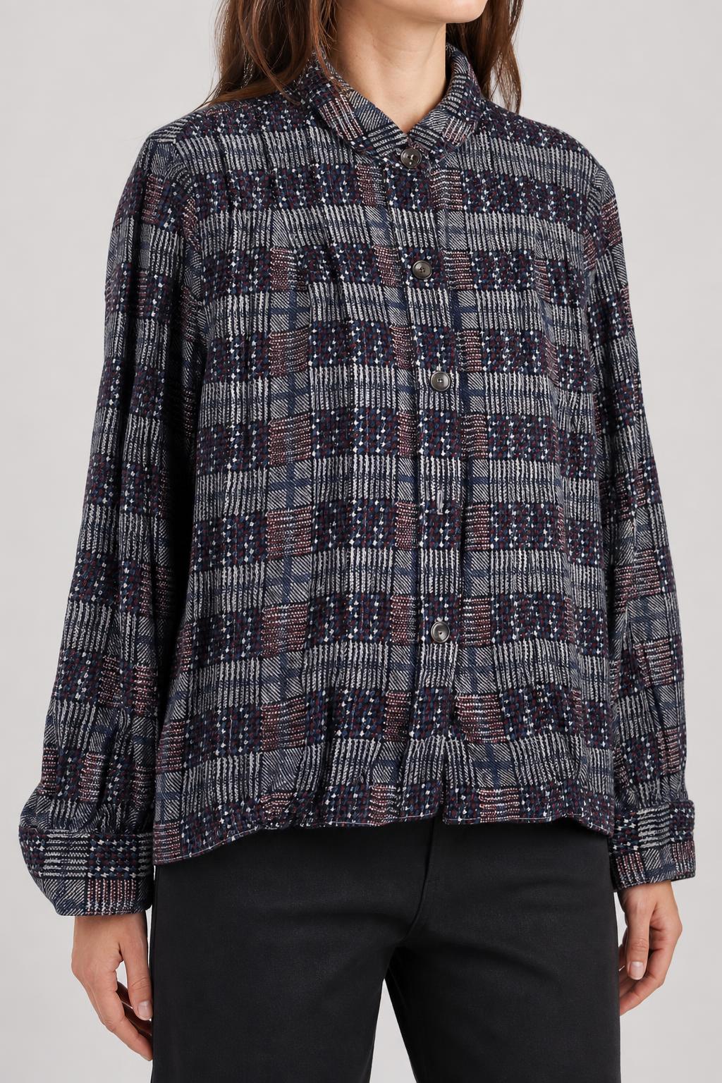 Giacca-camicia vintage donna a quadri bouclé indossata