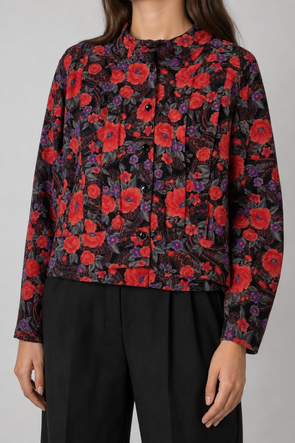 Giacca vintage donna a fiori rossi indossata