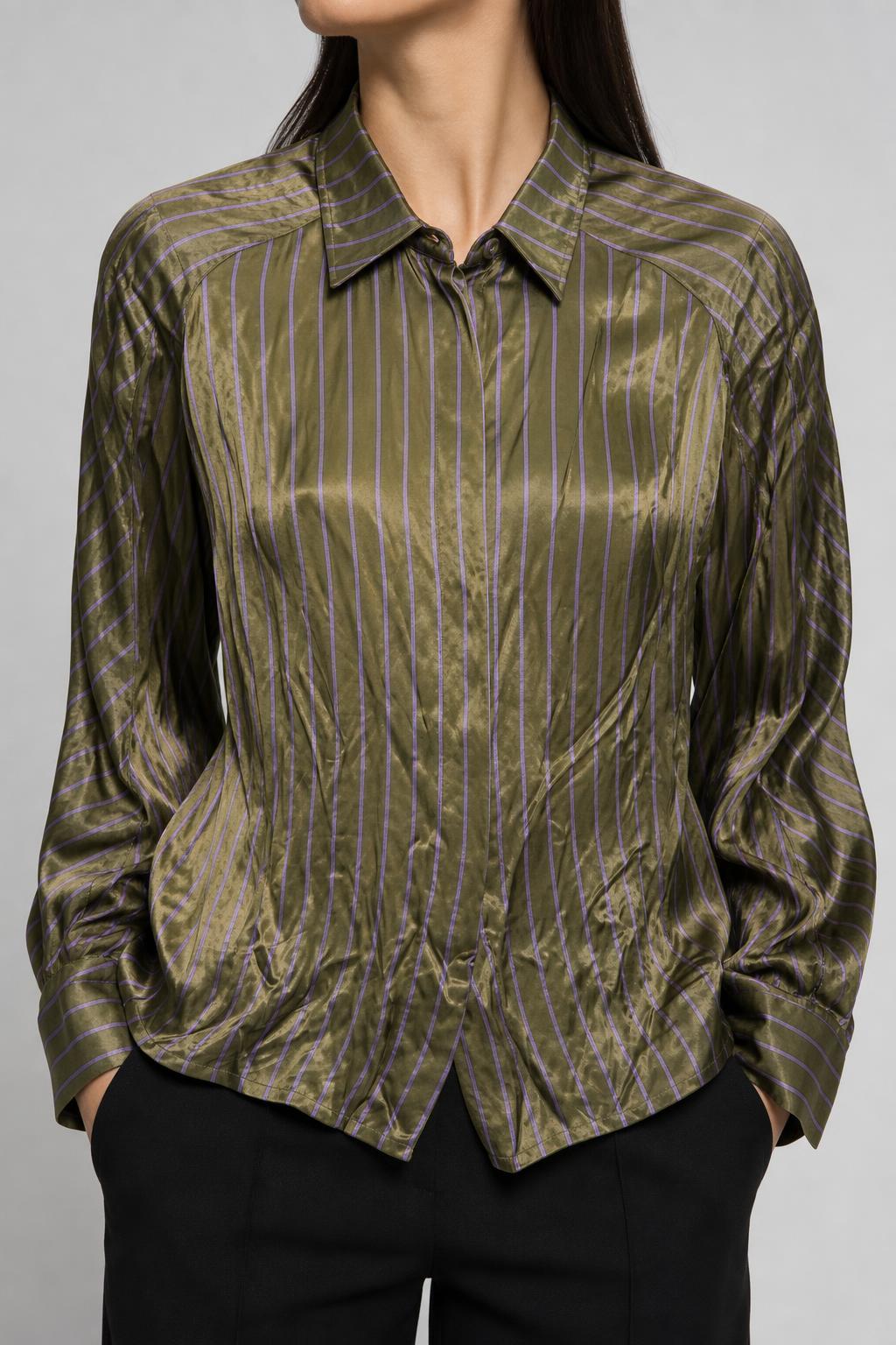 Camicia vintage donna raso verde oliva a righe indossata