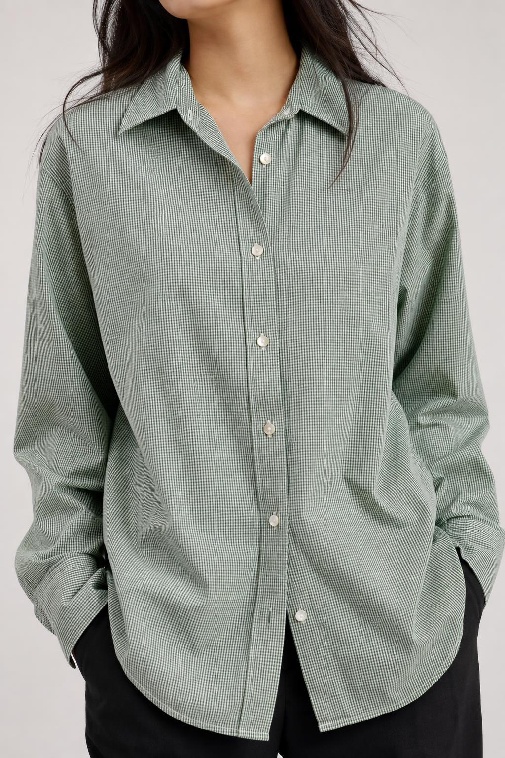 Camicia Street One donna micro quadretti verde salvia indossata