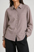 Camicia vintage donna a quadretti bordeaux indossata