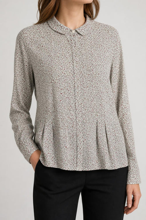 Blusa donna a fiori ditsy crema e bordeaux indossata