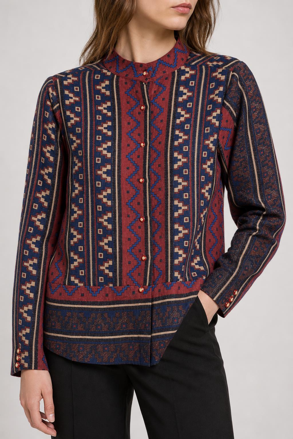Camicia donna etnica geometrica bordeaux e blu indossata