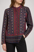 Camicia donna etnica geometrica bordeaux e blu indossata