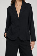 Blazer Yessica nero gessato indossato