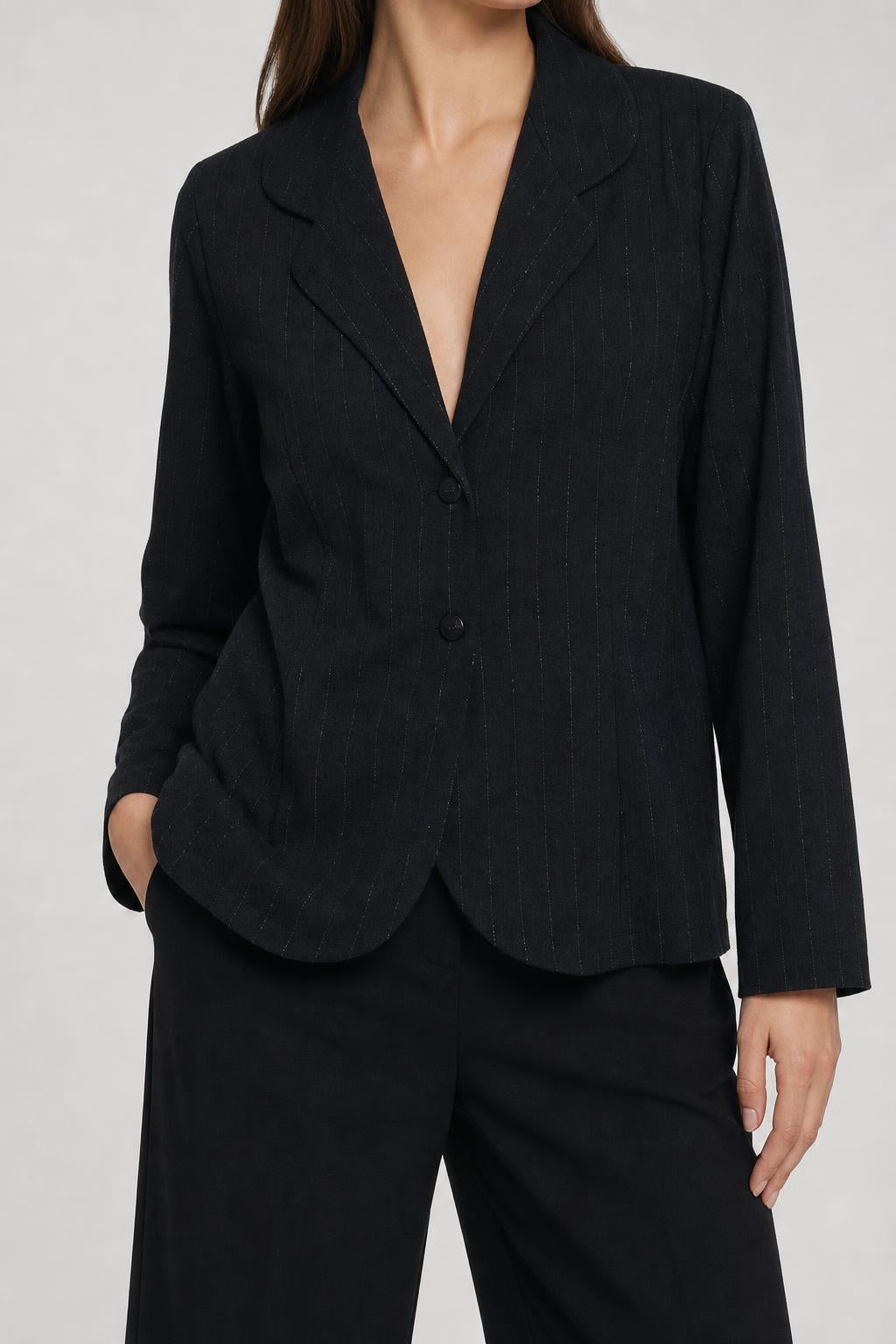 Blazer Yessica nero gessato indossato