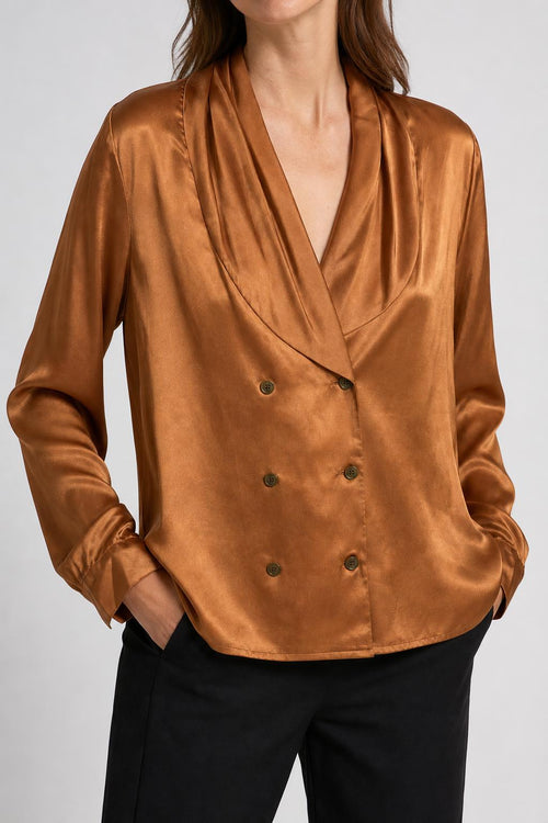 Blusa raso color rame doppiopetto indossata