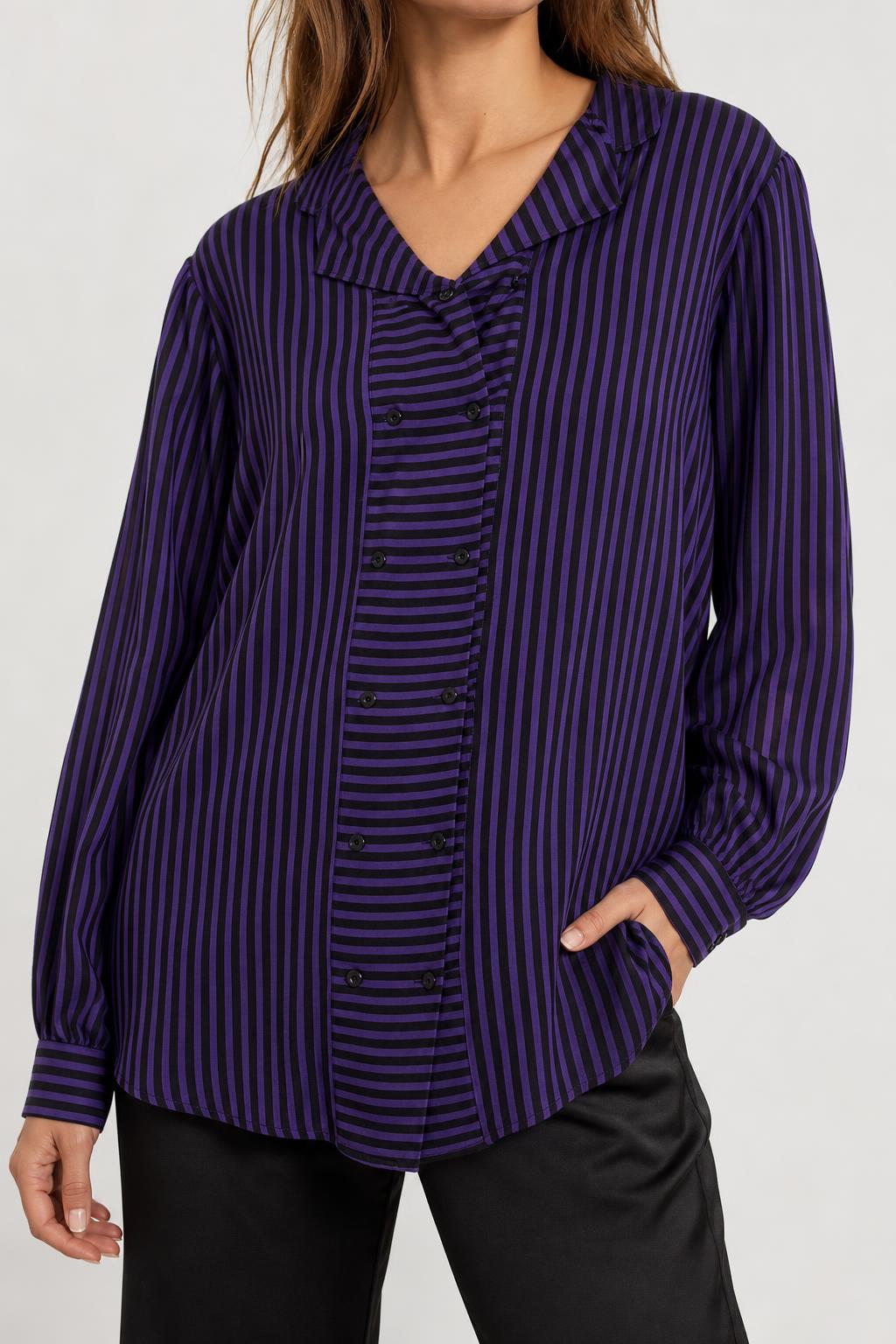 Camicia donna a righe viola e nero indossata
