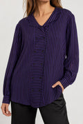 Camicia donna a righe viola e nero indossata