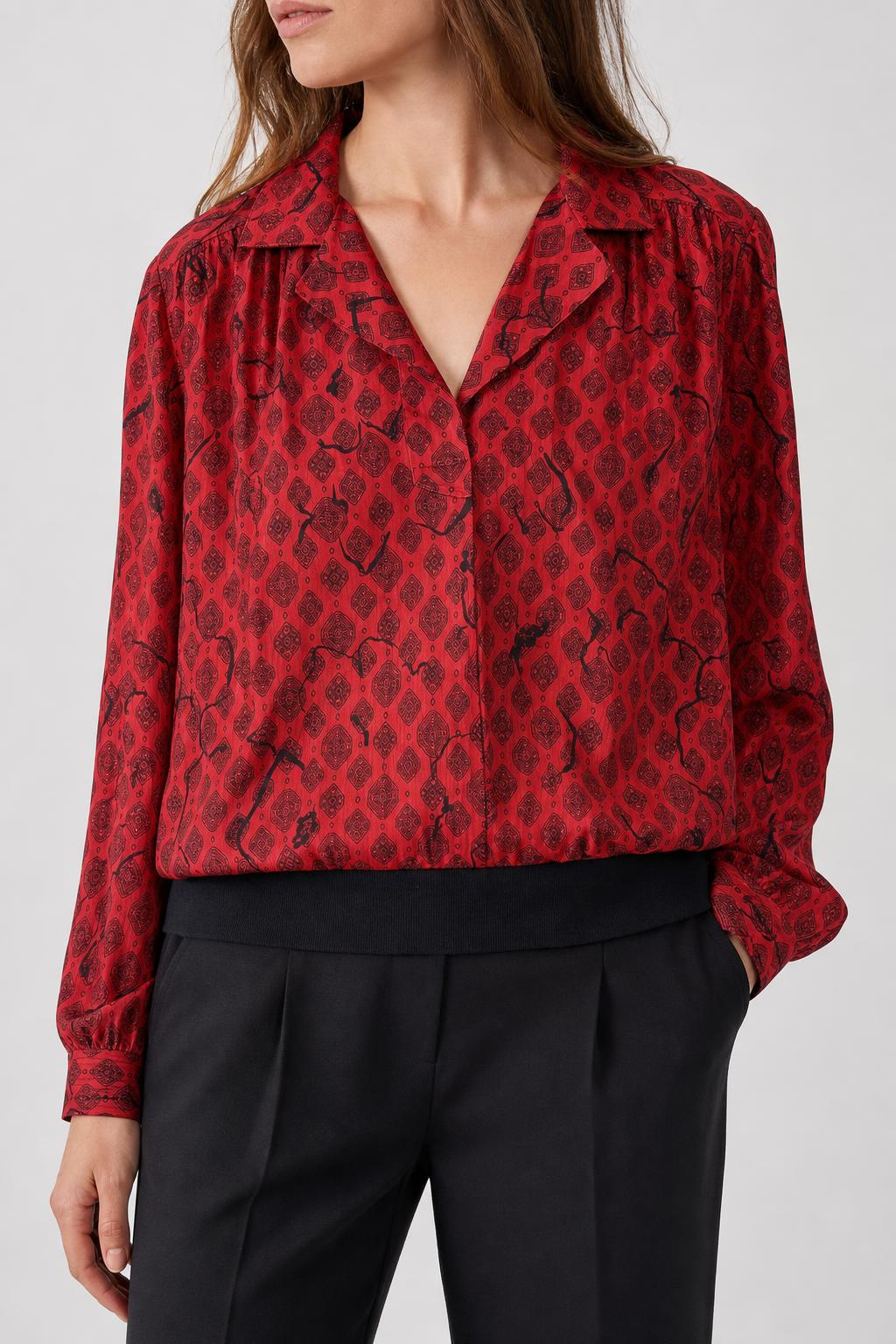 Blusa rossa stampa foulard indossata