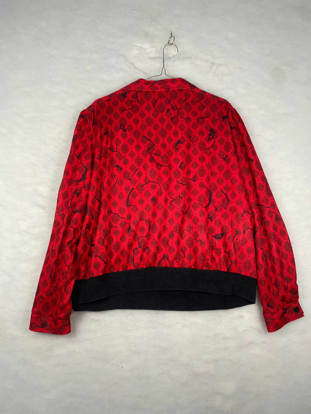 Blusa rossa stampa foulard - vista piatta con fondo in maglia