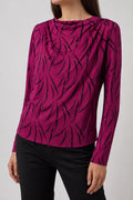 Top donna magenta stampa astratta indossato