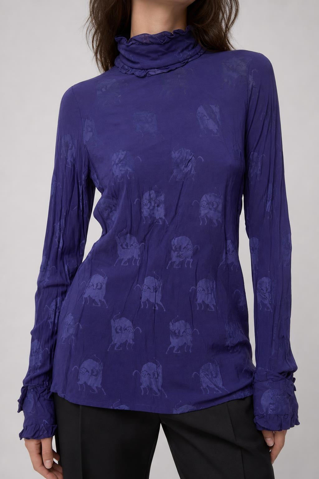 Maglia donna viola animalier collo alto indossata