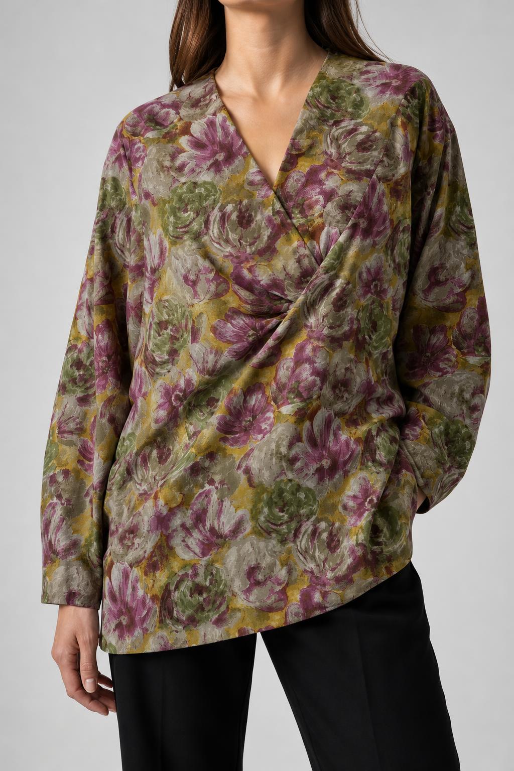 Blusa donna a incrocio fiori acquerello indossata