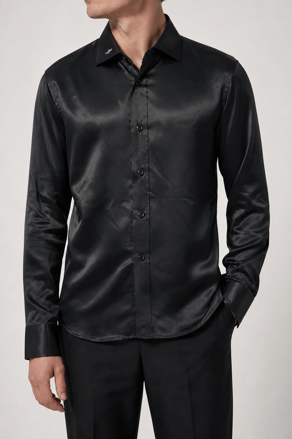 Camicia uomo raso nero lucido indossata