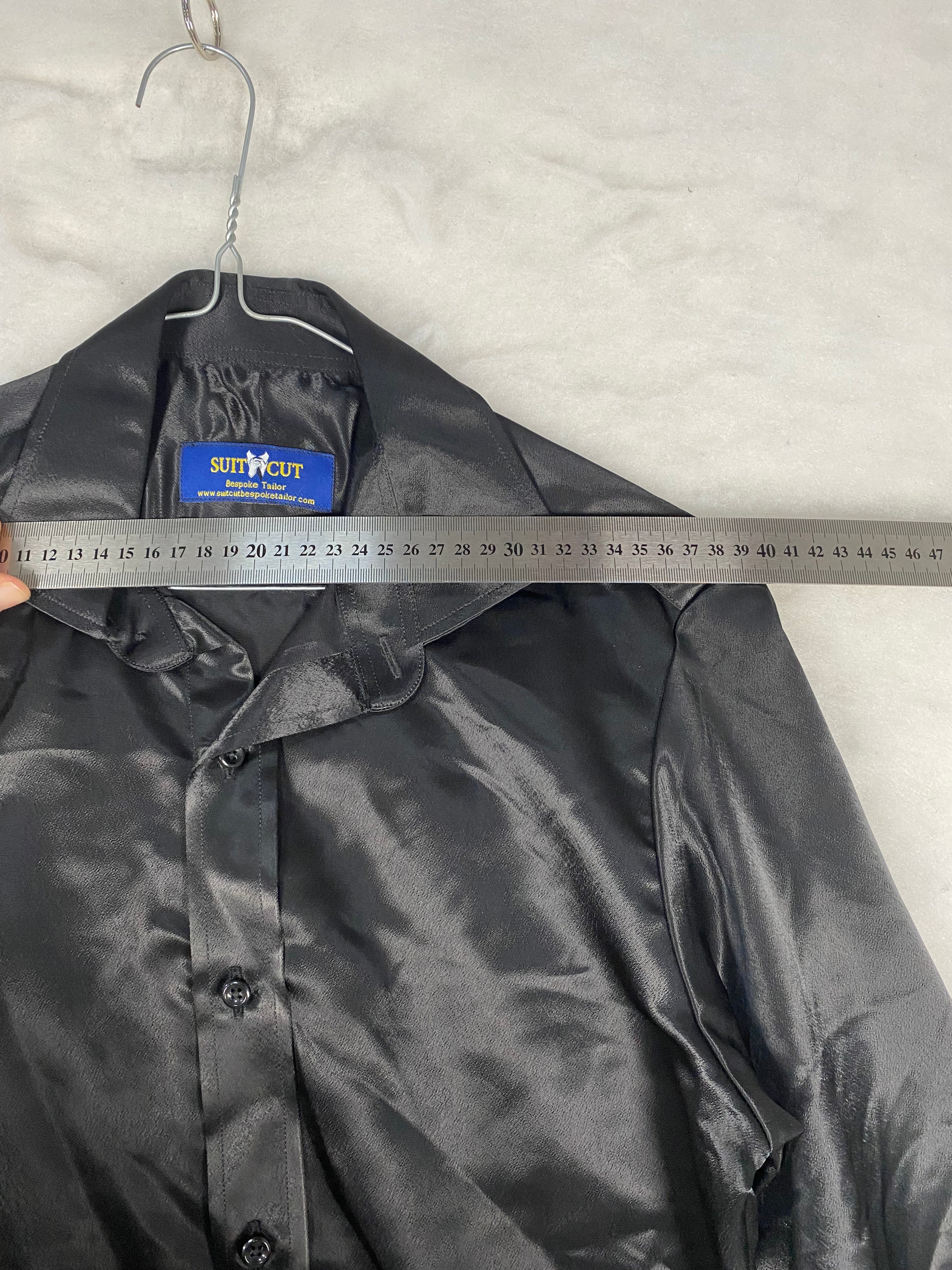 Camicia uomo raso nero lucido - etichetta