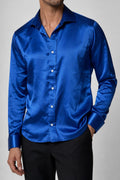 Camicia uomo raso blu elettrico indossata