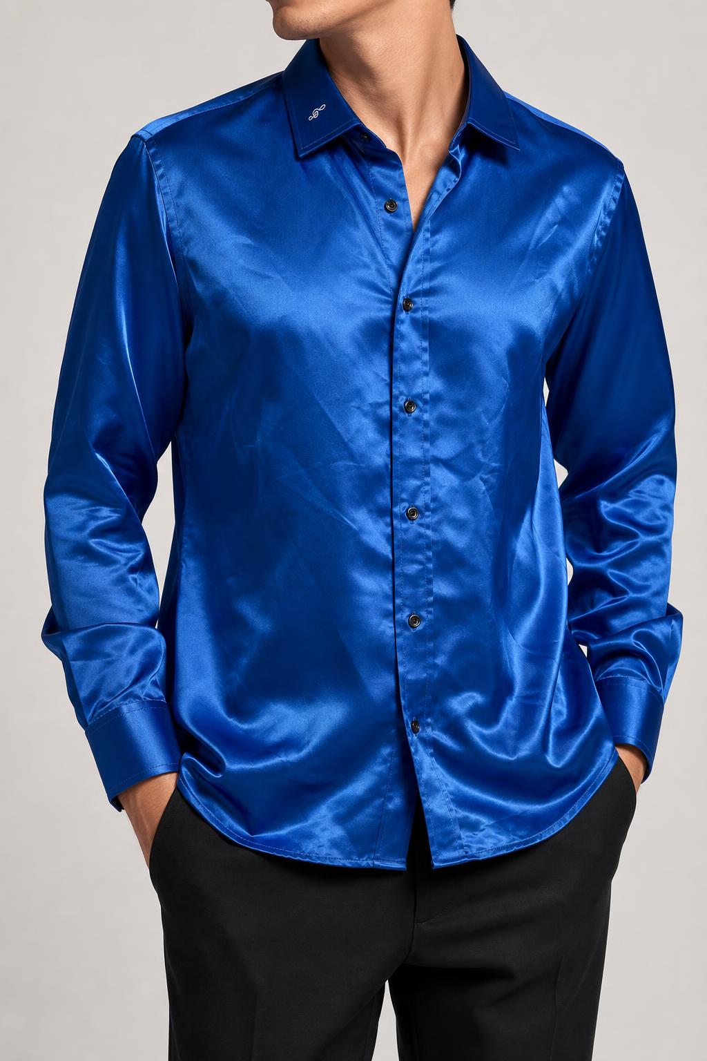Camicia uomo raso blu cobalto indossata