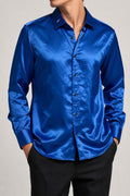 Camicia uomo raso blu cobalto indossata