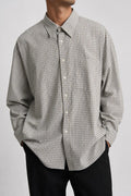 Camicia uomo a quadretti azzurro e beige indossata