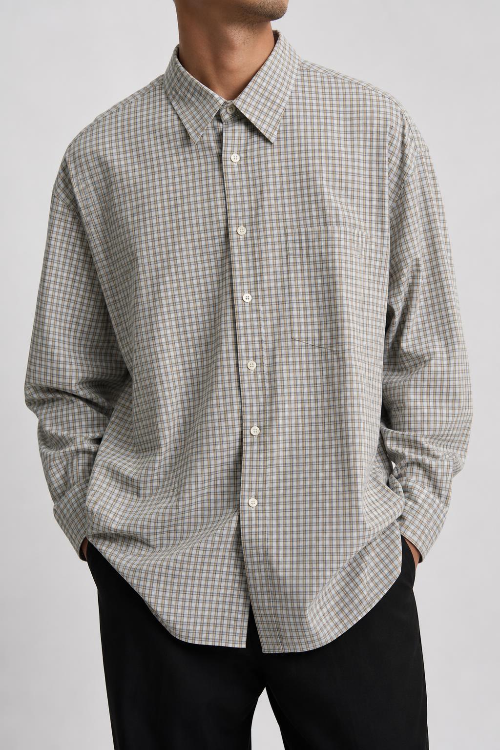Camicia uomo a quadretti azzurro e beige indossata