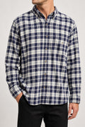Camicia Saddlebred flanella blu e panna indossata