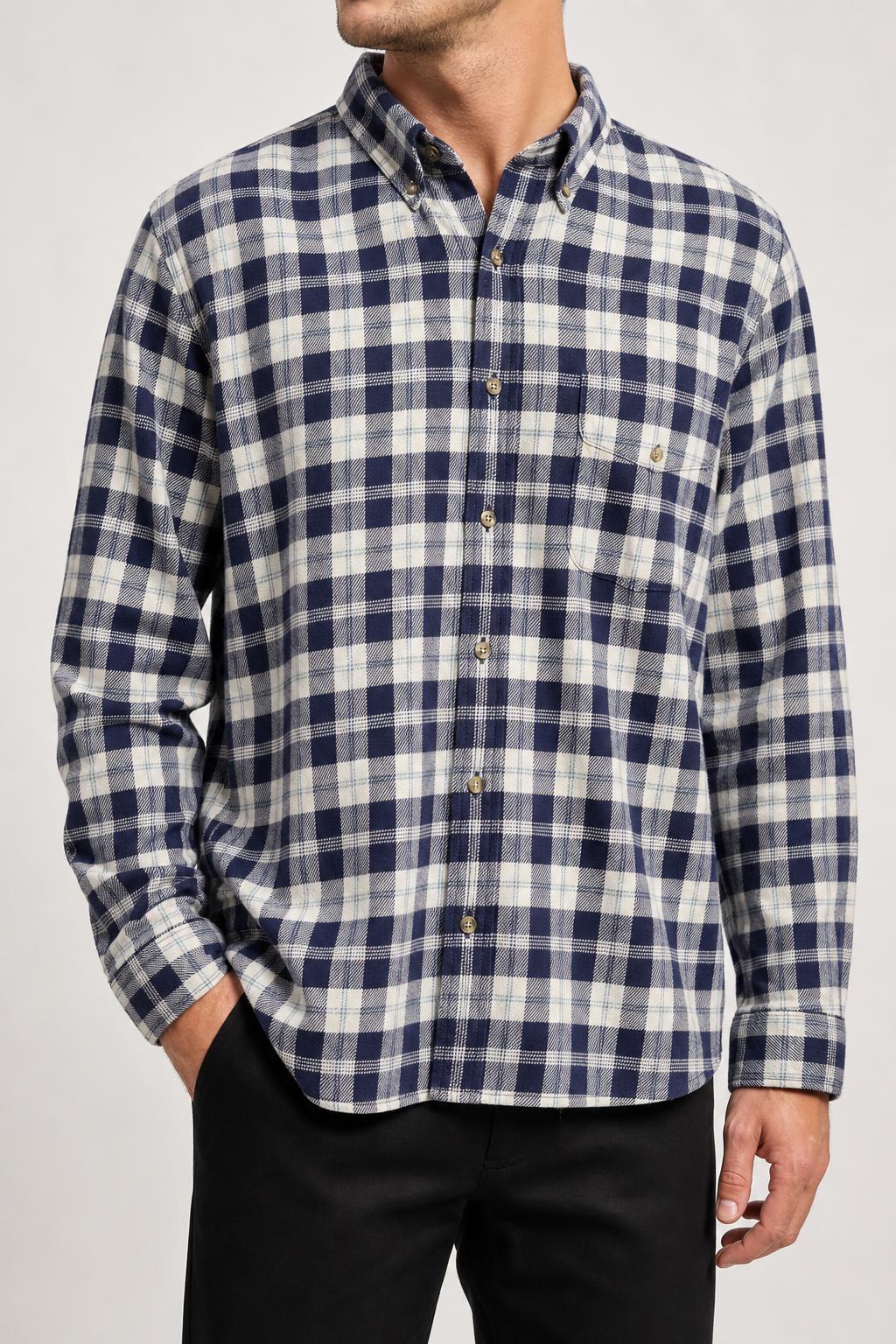 Camicia Saddlebred flanella blu e panna indossata