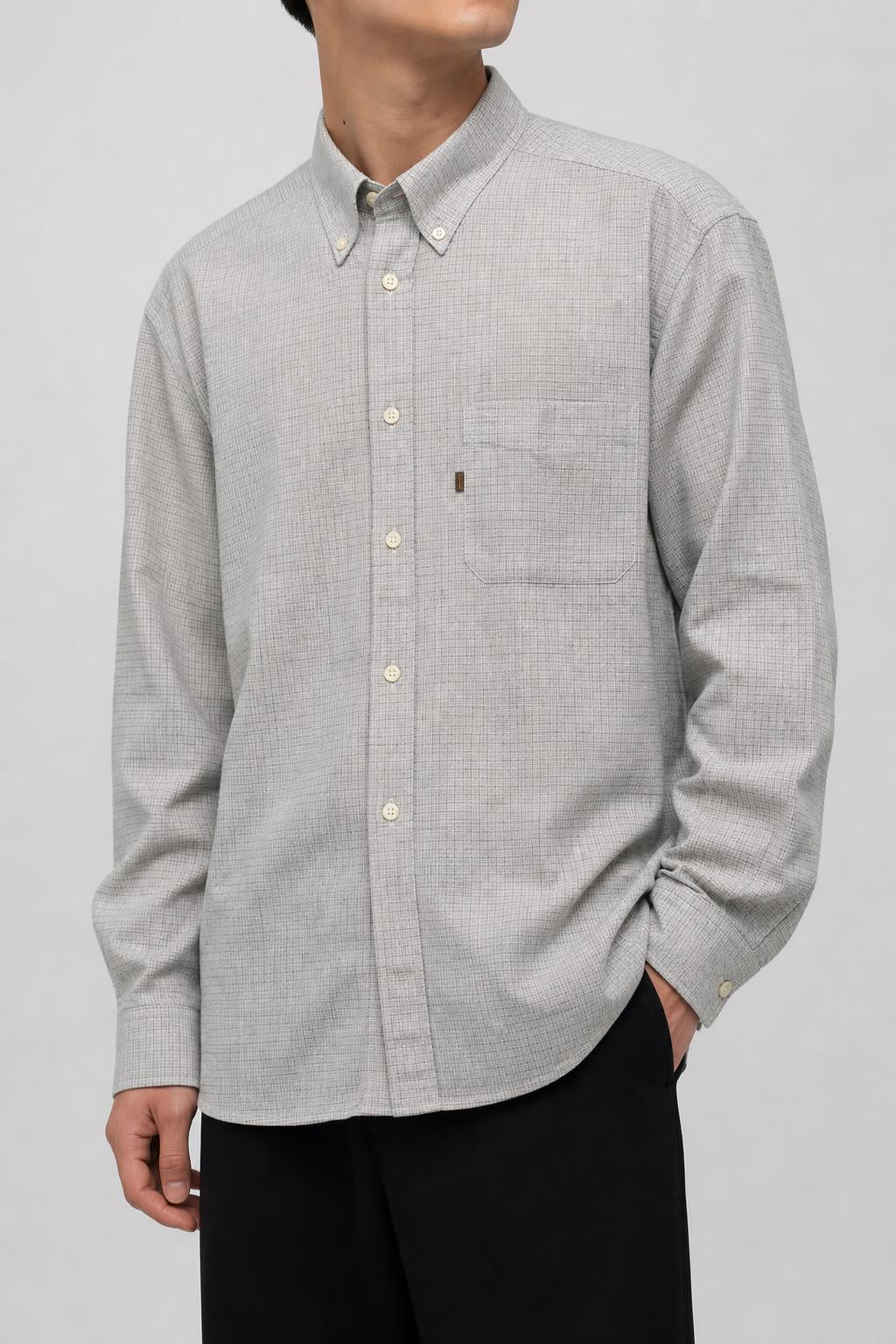 Camicia uomo Club 21 micro-check beige indossata