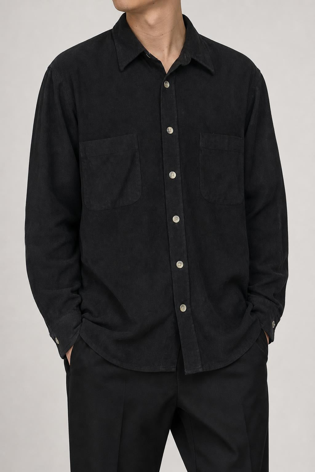 Camicia overshirt uomo nera felpata indossata