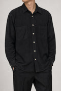 Camicia overshirt uomo nera felpata indossata