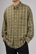 Camicia Sergio Tacchini uomo a quadri verde oliva indossata