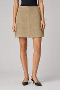 Gonna Helline donna camoscio beige indossata
