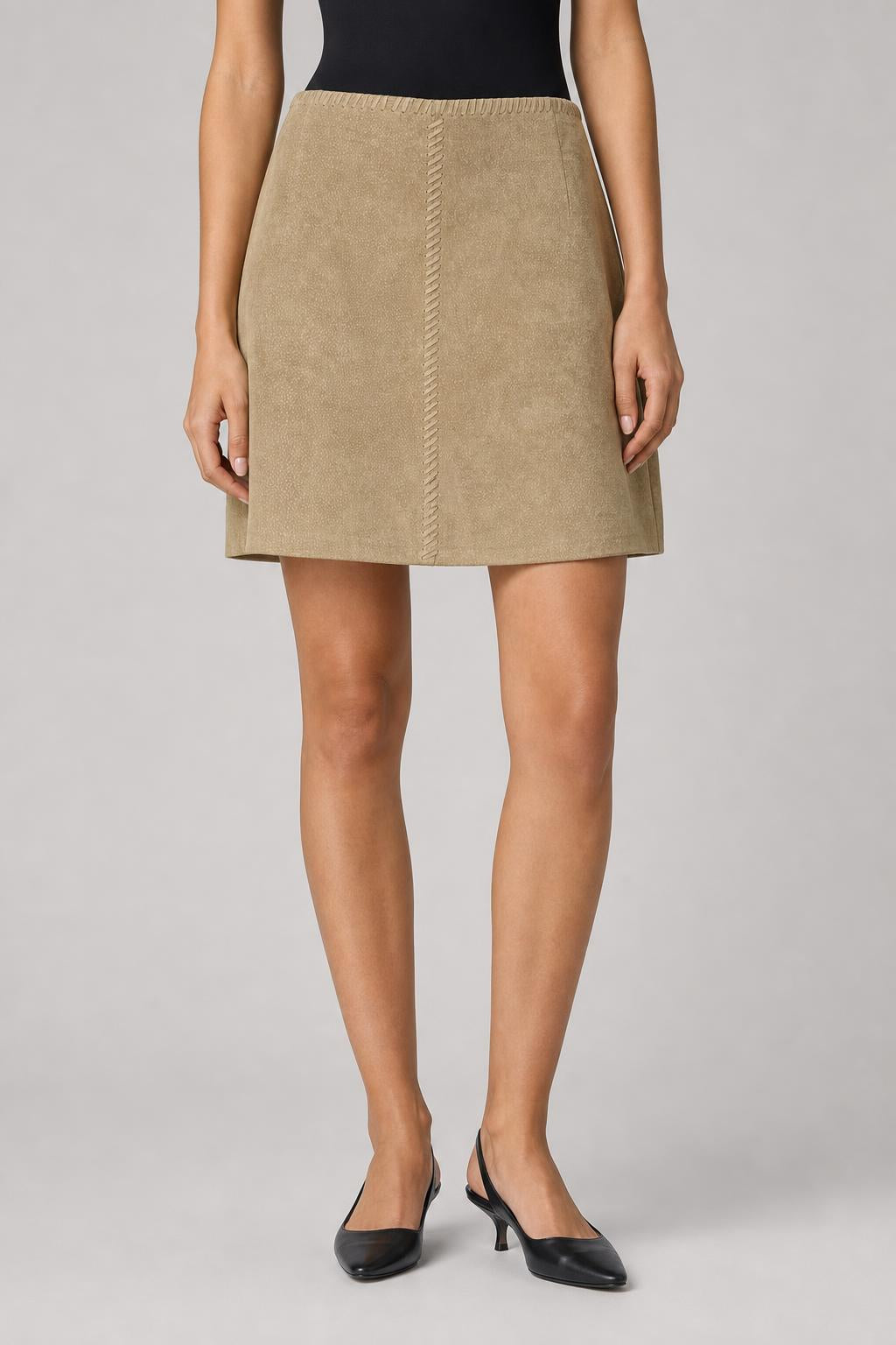 Gonna Helline donna camoscio beige indossata
