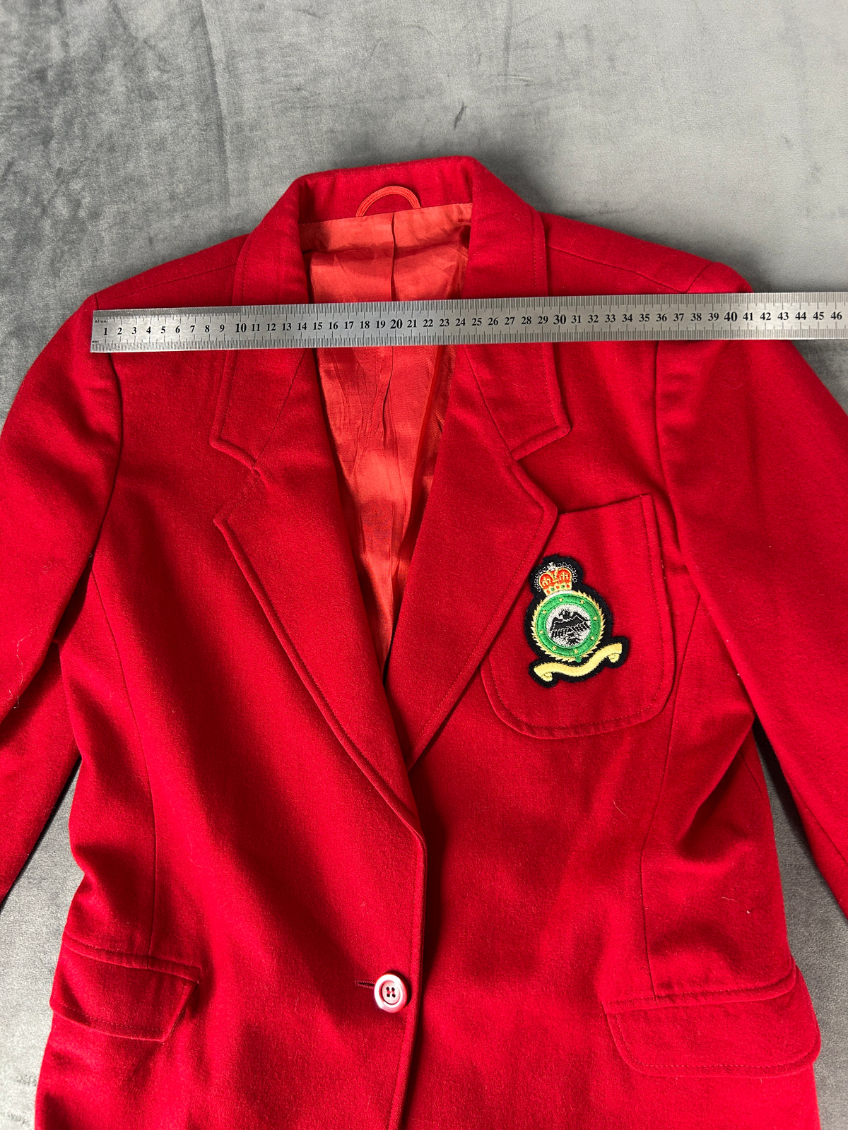 Blazer rosso in lana con stemma ricamato vintage – Donna Taglia M