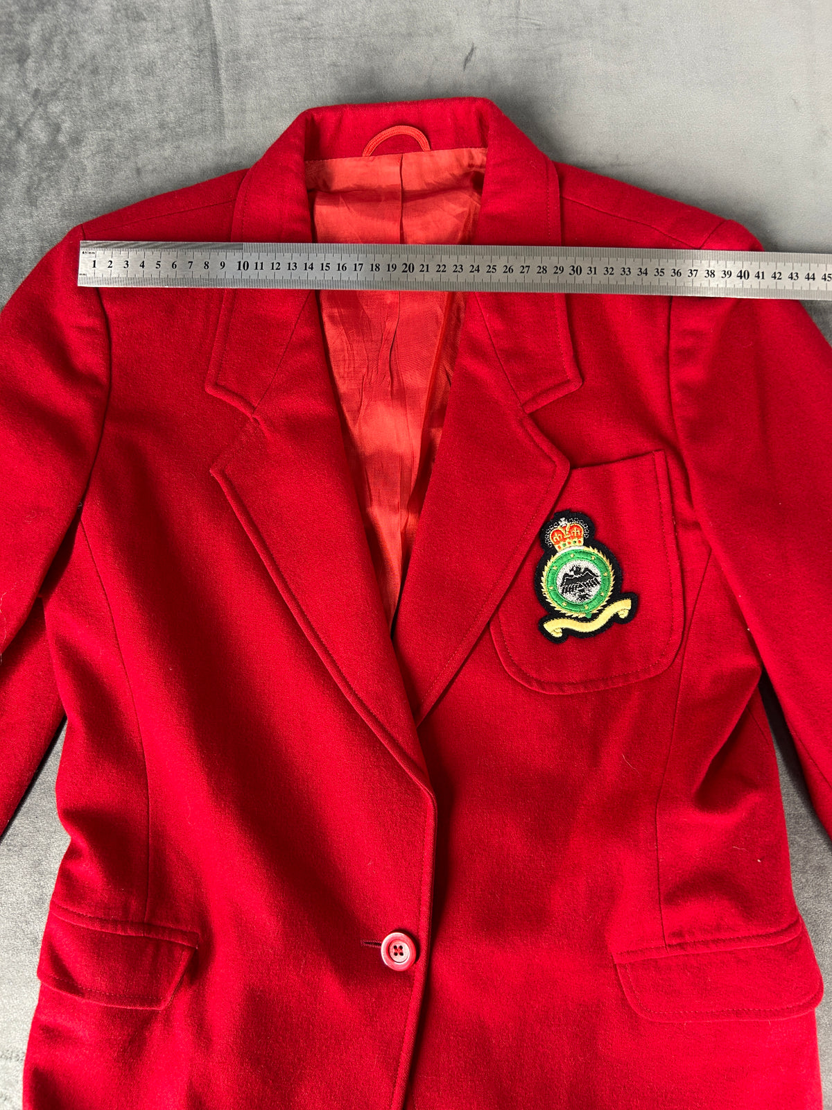 Blazer rosso in lana con stemma ricamato vintage – Donna Taglia M