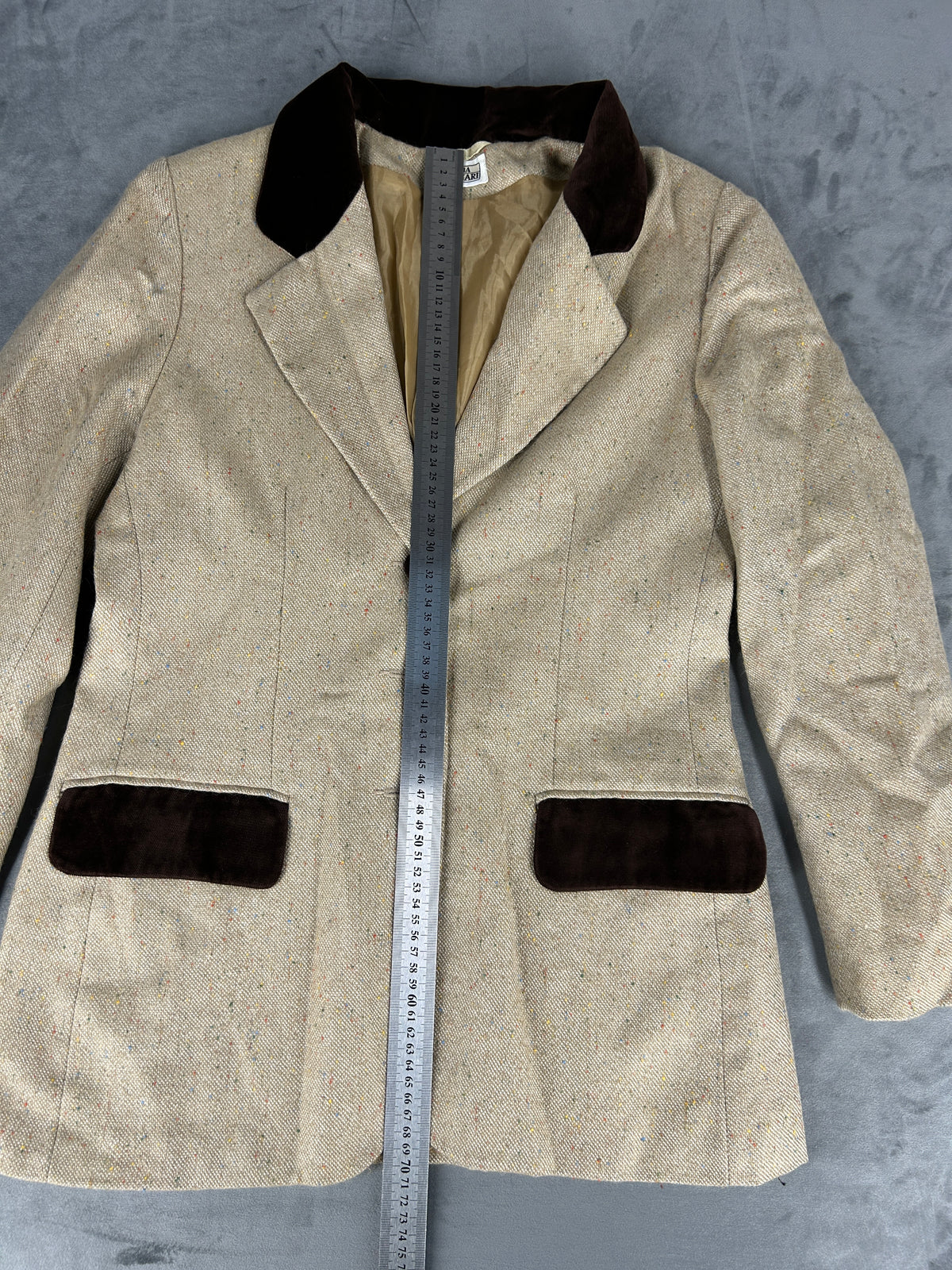 Giacca in lana tweed beige con collo e profili in velluto vintage – Donna Taglia L