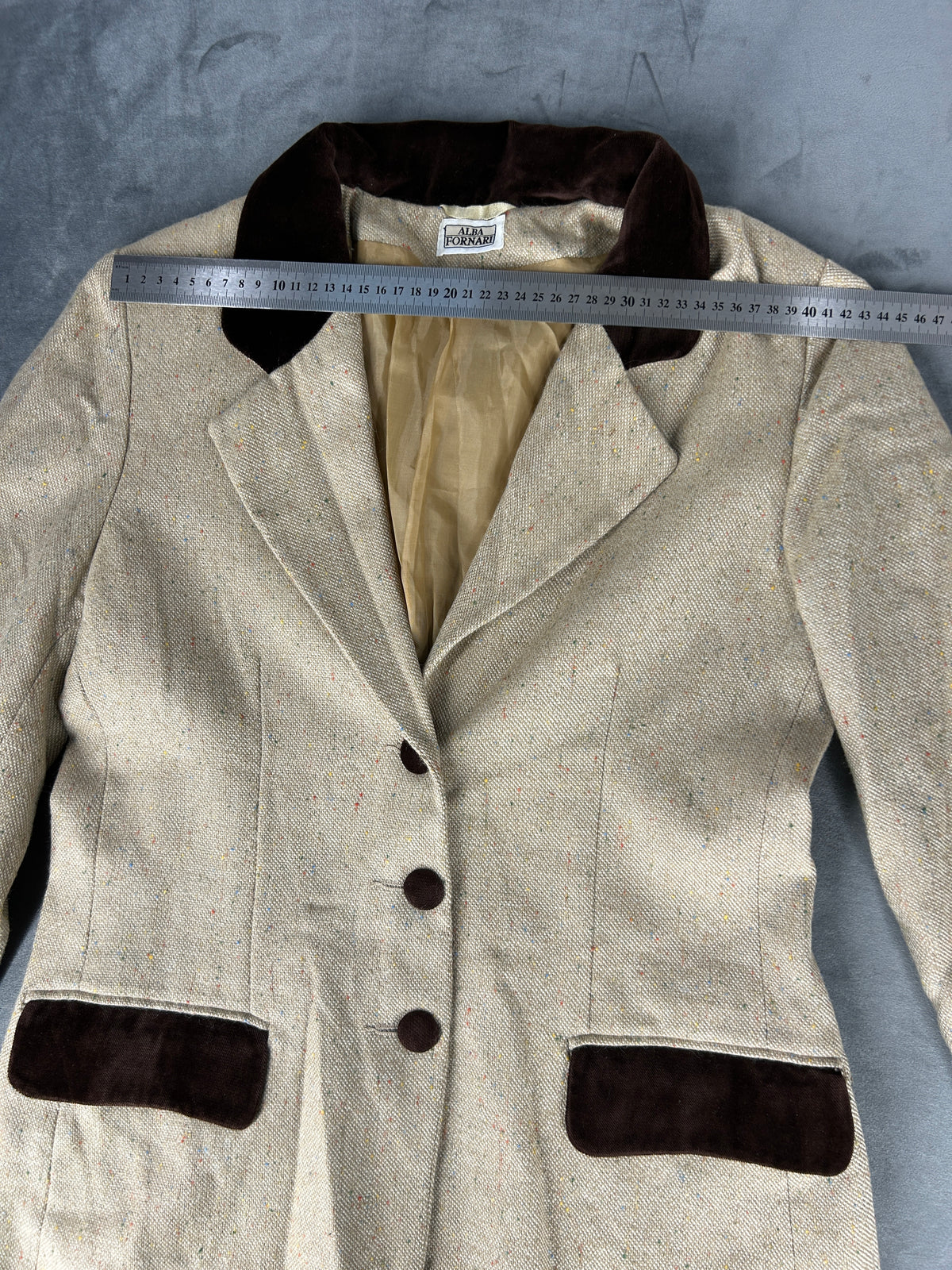Giacca in lana tweed beige con collo e profili in velluto vintage – Donna Taglia L