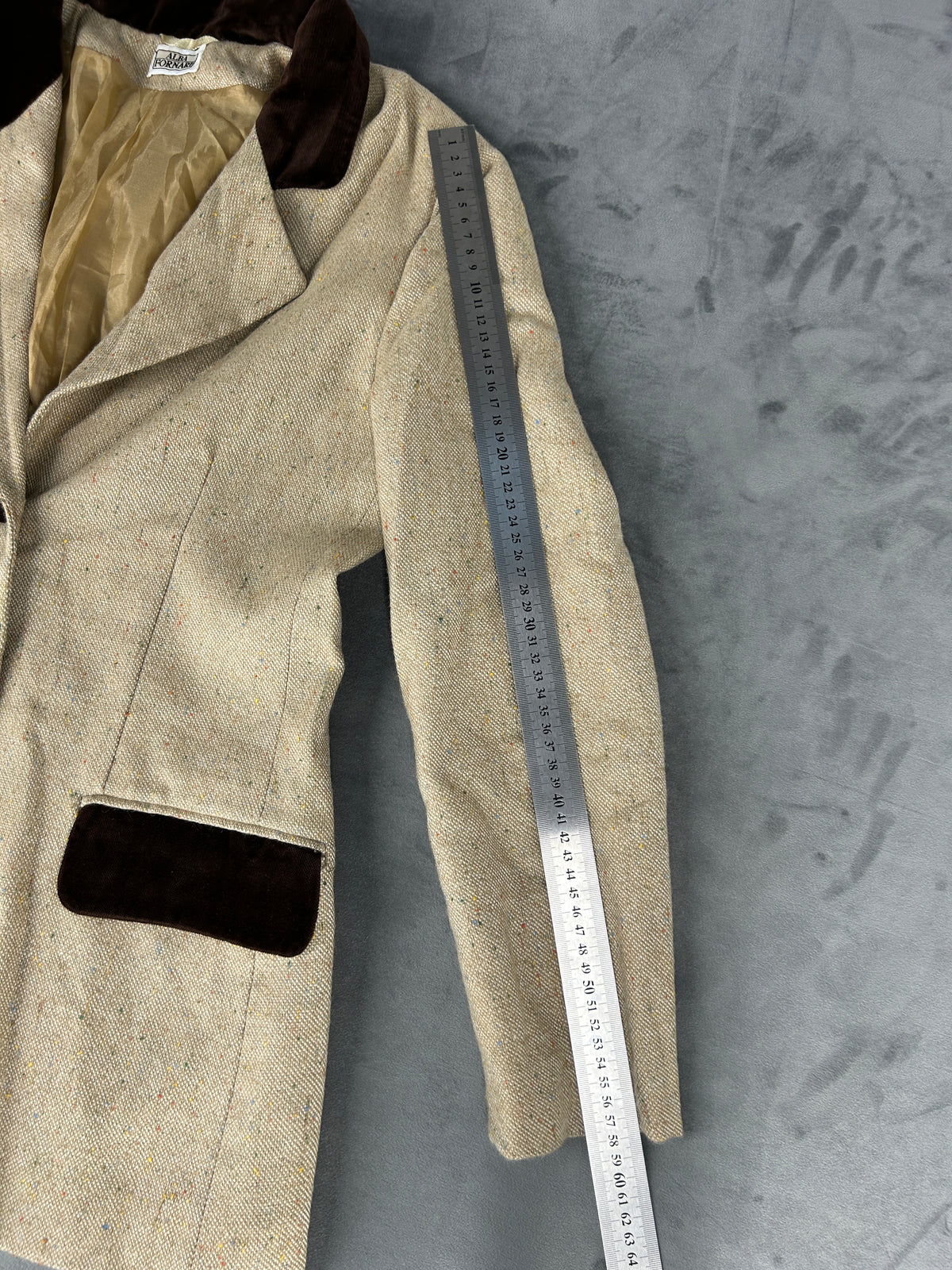 Giacca in lana tweed beige con collo e profili in velluto vintage – Donna Taglia L