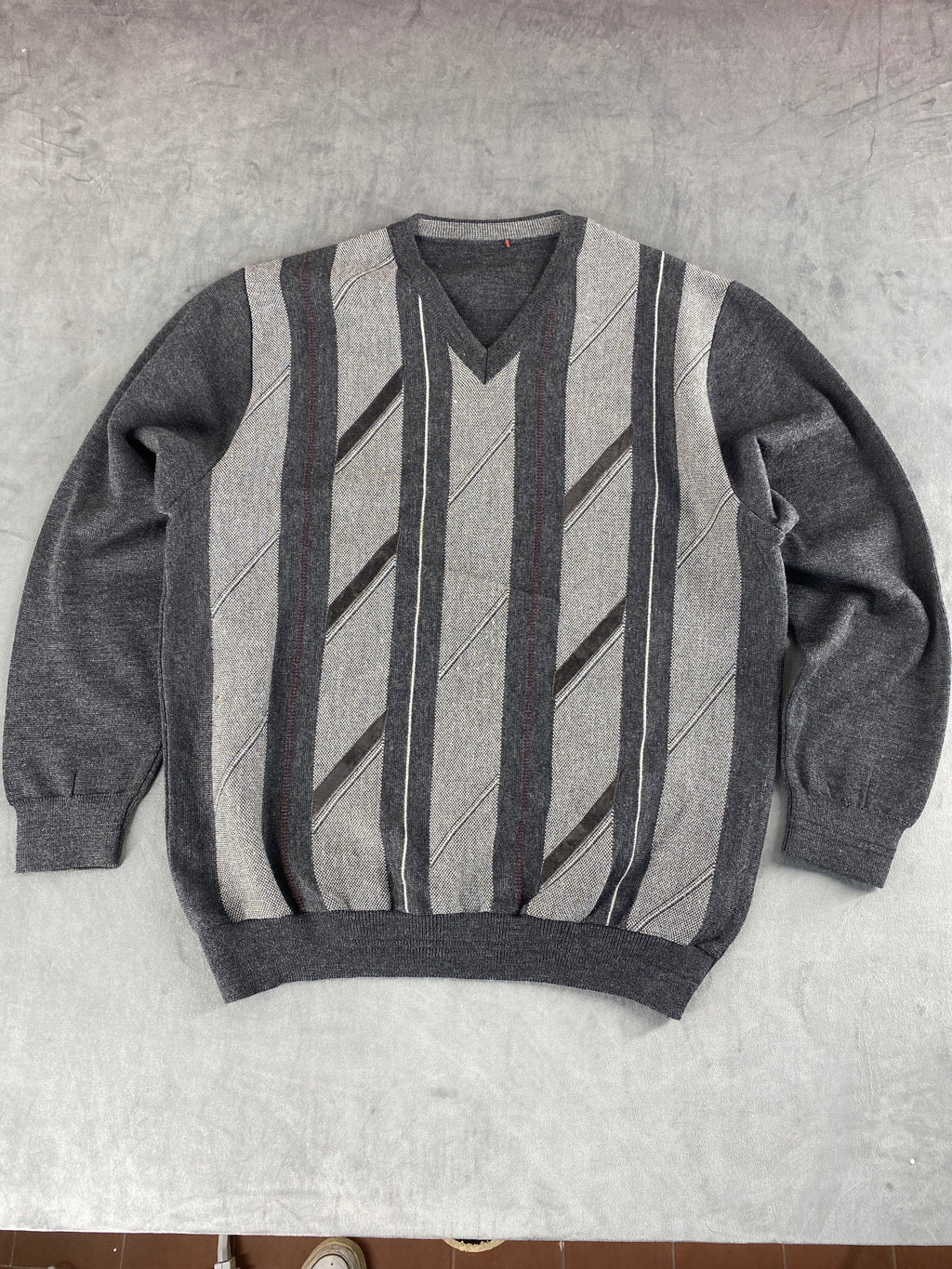 Maglione scollo a V grigio a fantasia geometrica vintage – Uomo Taglia L