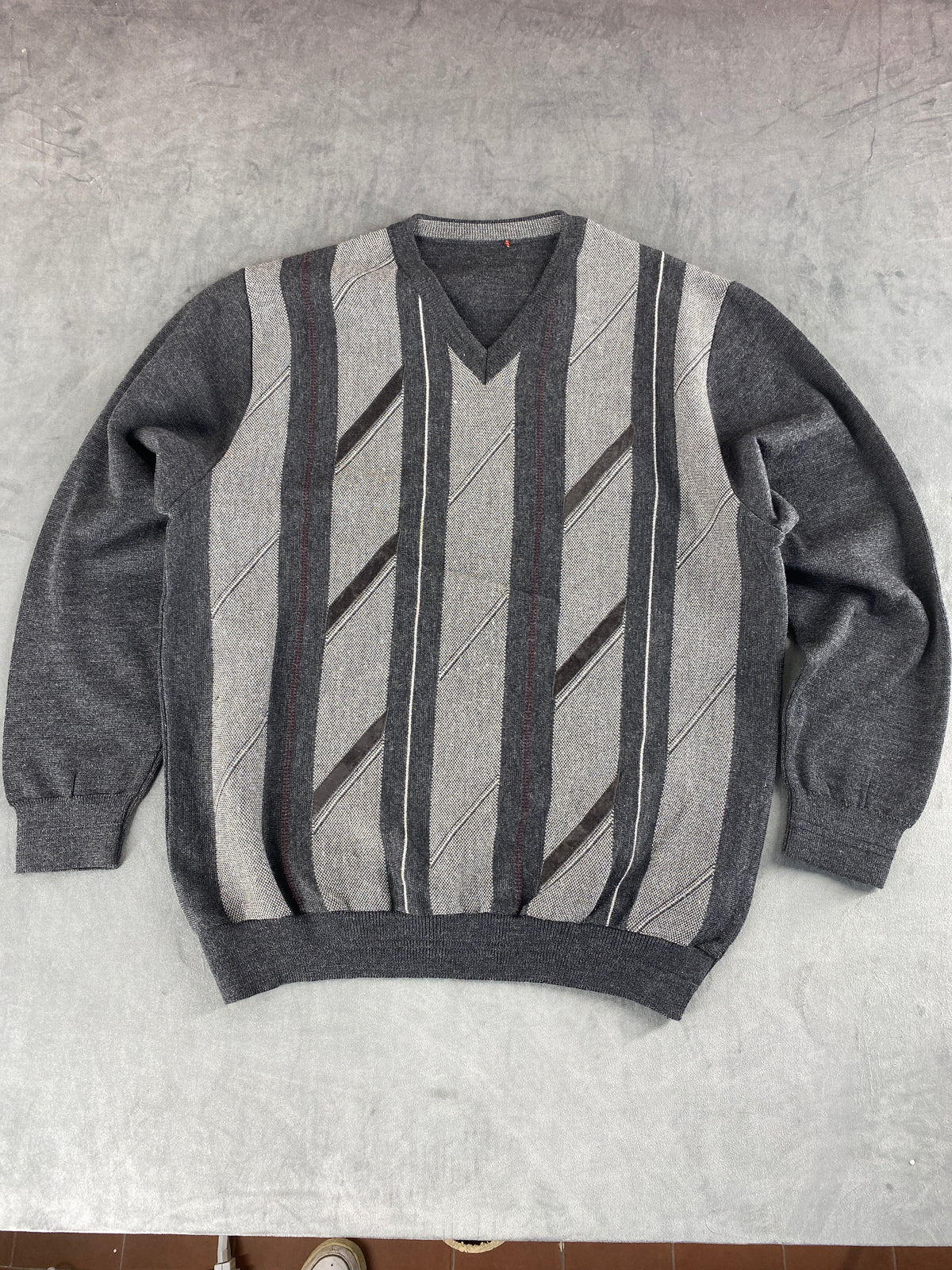 Maglione scollo a V grigio a fantasia geometrica vintage – Uomo Taglia L