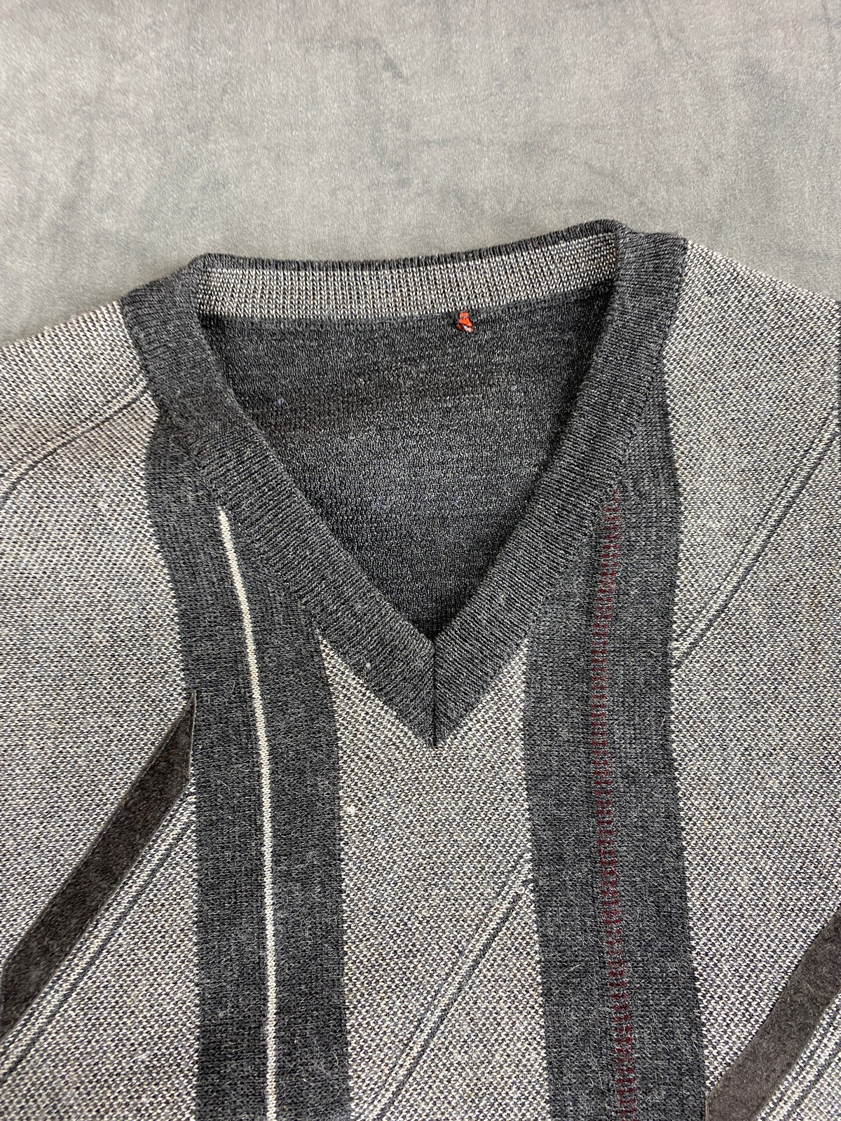 Maglione scollo a V grigio a fantasia geometrica vintage – Uomo Taglia L