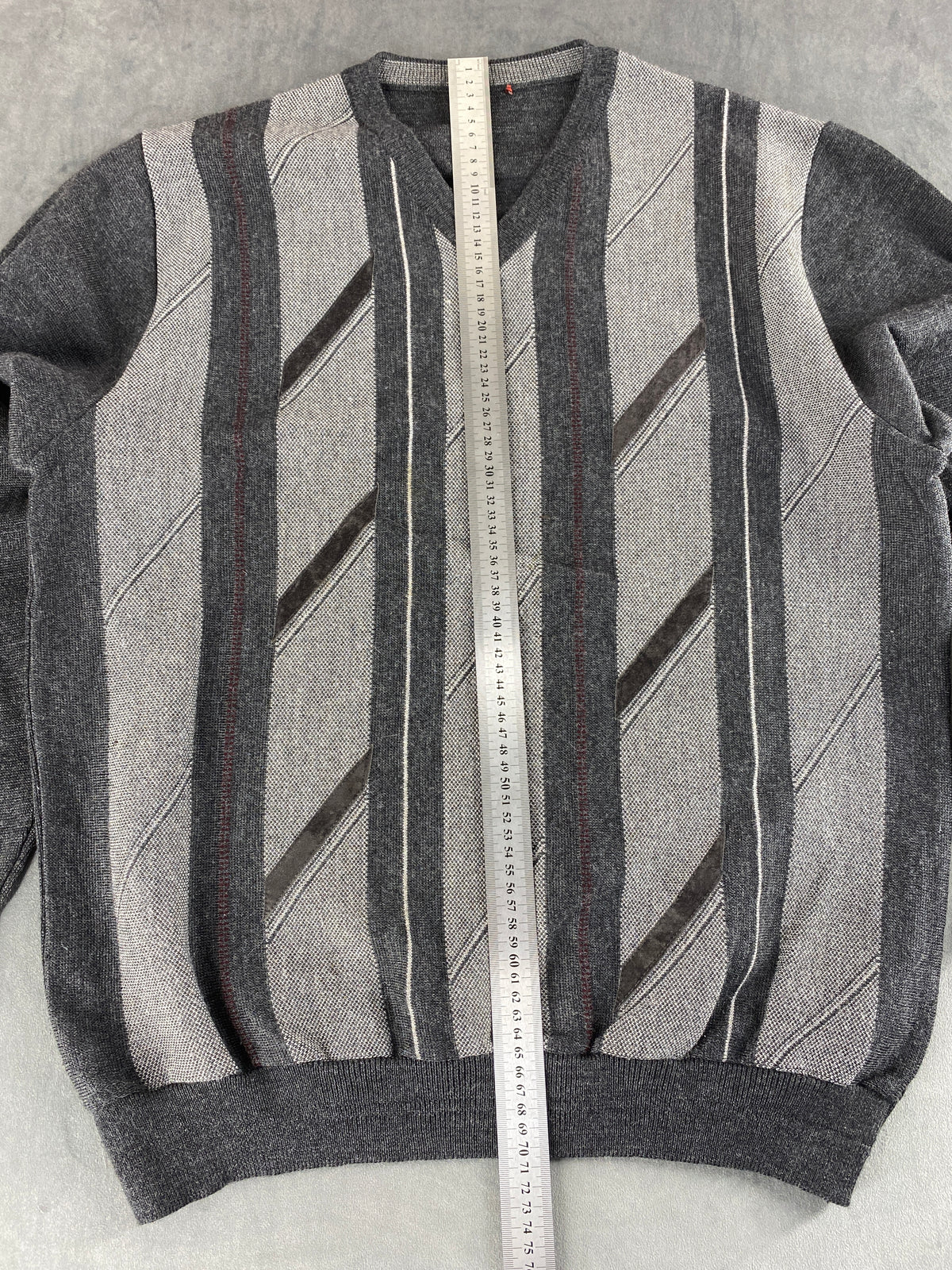 Maglione scollo a V grigio a fantasia geometrica vintage – Uomo Taglia L