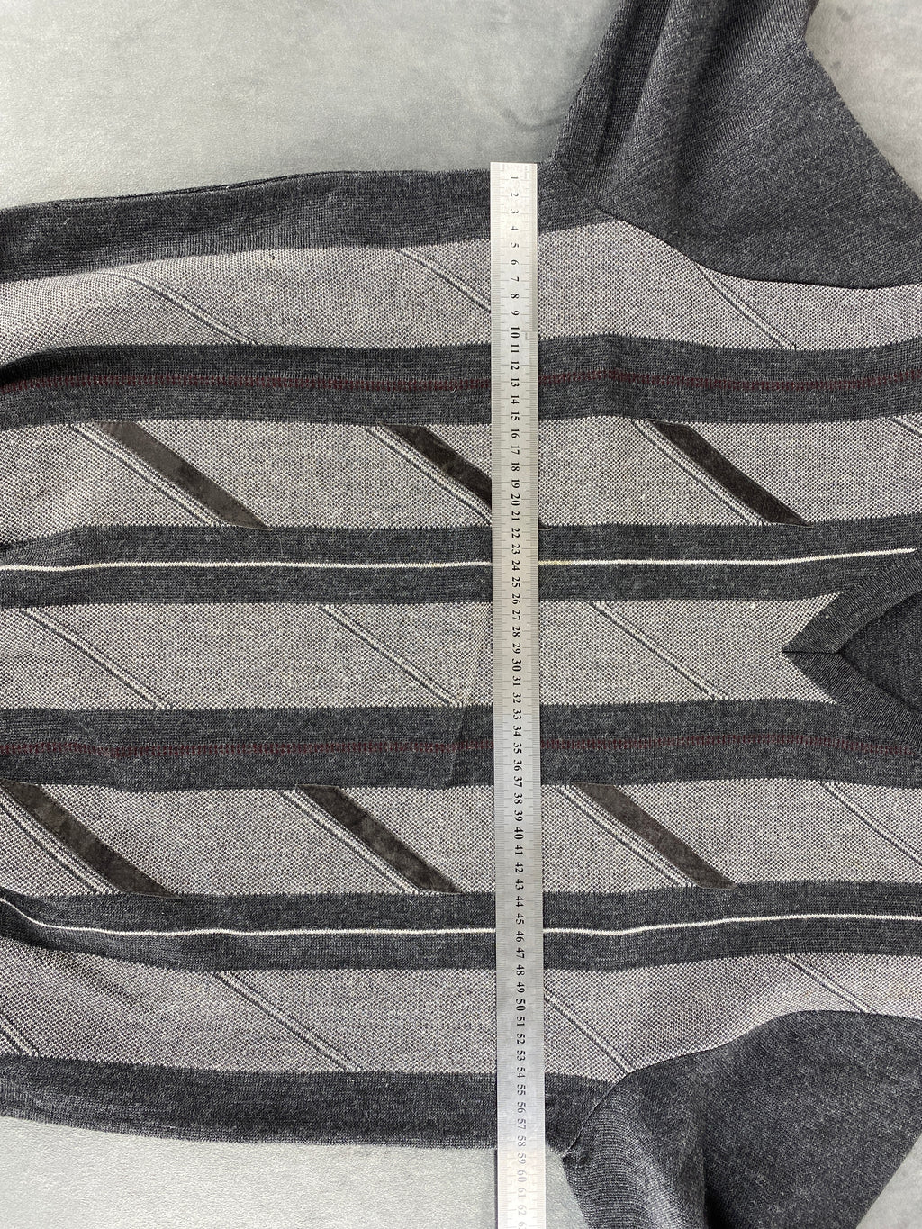 Maglione scollo a V grigio a fantasia geometrica vintage – Uomo Taglia L