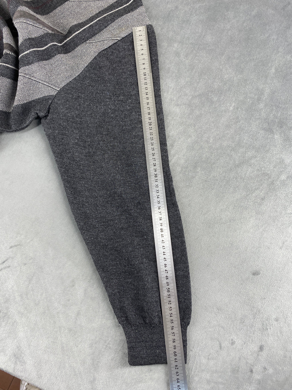 Maglione scollo a V grigio a fantasia geometrica vintage – Uomo Taglia L