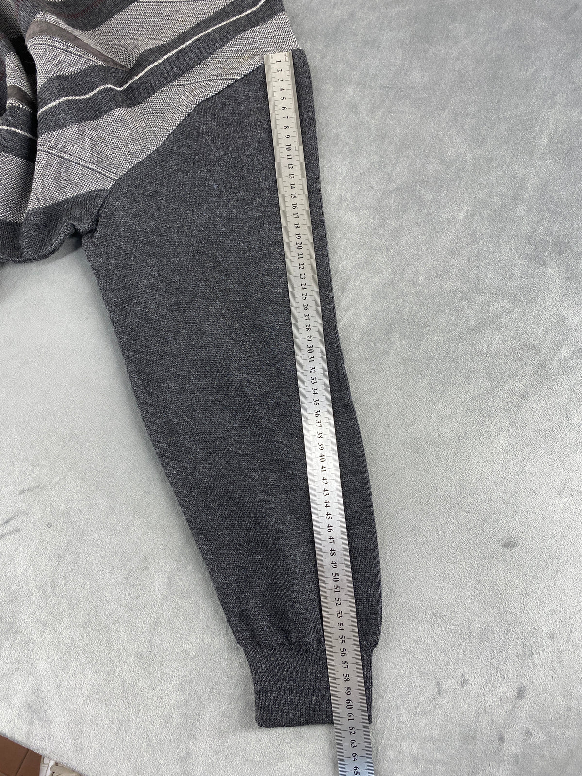 Maglione scollo a V grigio a fantasia geometrica vintage – Uomo Taglia L