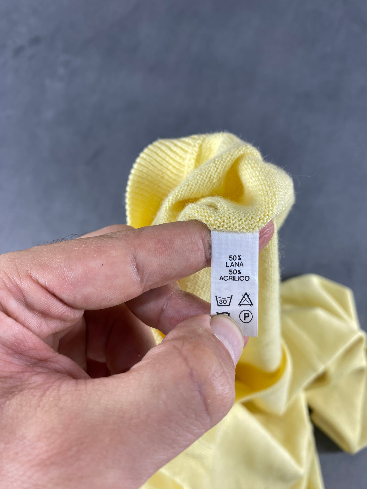 Maglione scollo a V in maglia giallo Svezia vintage – Uomo Taglia L