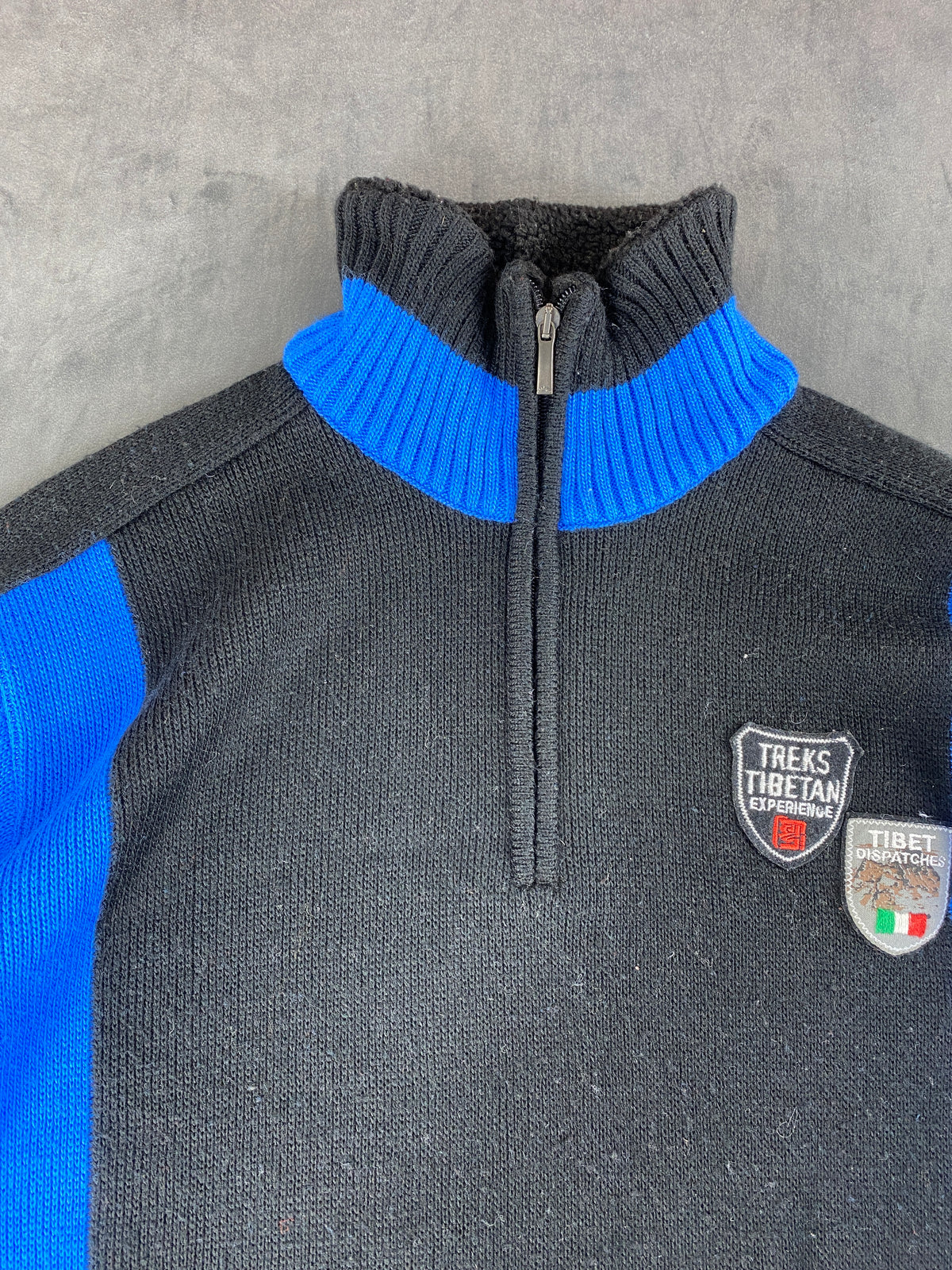 Maglione mezza zip color-block nero e blu con ricami vintage – Uomo Taglia L
